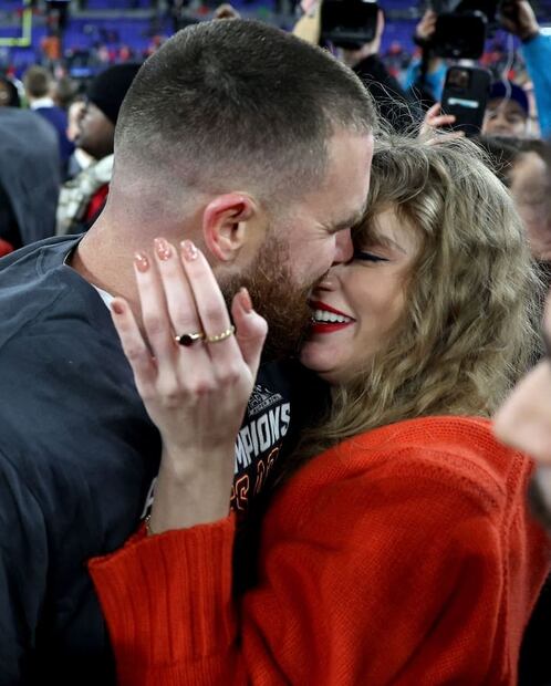 Taylor Swift y Travis Kelce después de ganar el pase al Super Bowl LVIII  / AFP