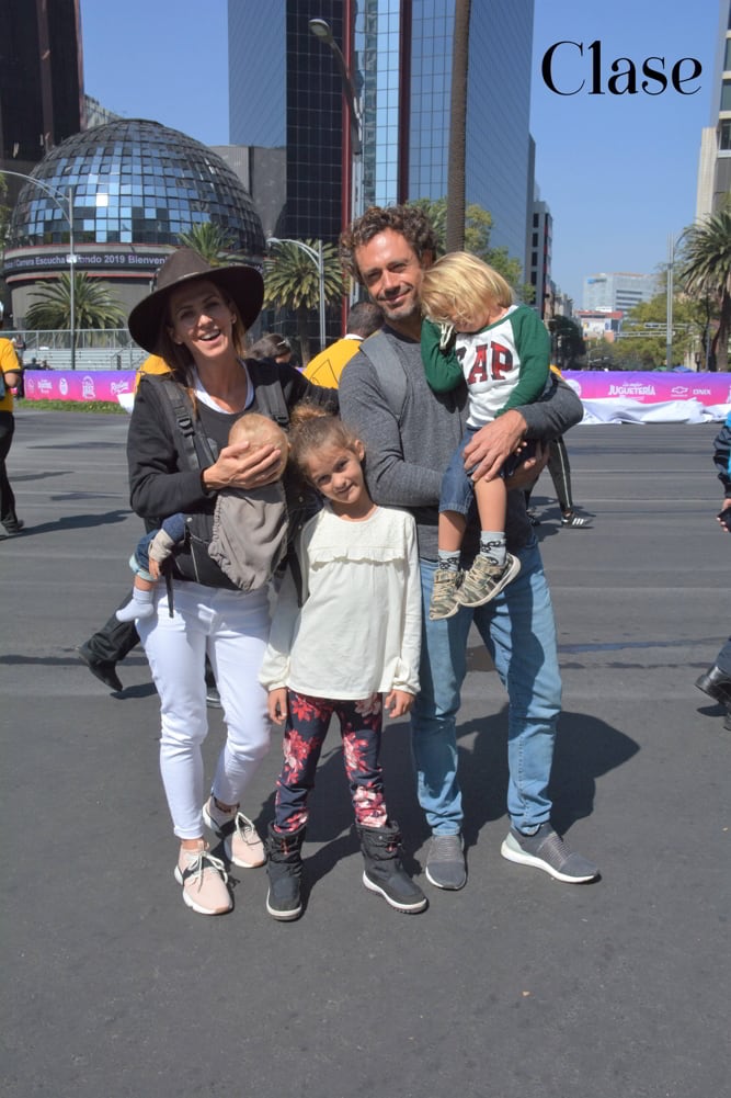 Michelle Torres acompañada de su esposo Mateo Gorina e hijas en el desfile navideño en Paseo de la Reforma