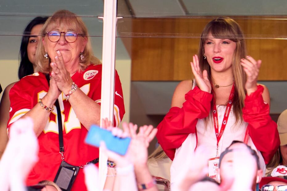 Taylor Swift y Donna, mamá de Travis Kelce / Getty Images