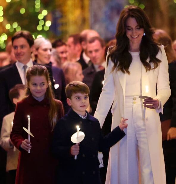 Kate Middleton con sus hijos, la princesa Charlotte y el príncipe Louis, en el concierto Together At Christmas en la Abadía de Westminster / AP