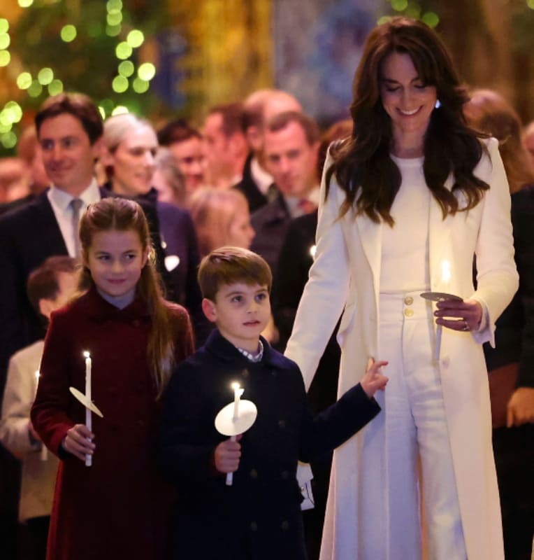 Kate Middleton con sus hijos, la princesa Charlotte y el príncipe Louis, en el concierto Together At Christmas en la Abadía de Westminster / AP