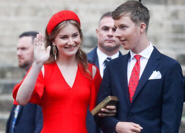 Elisabeth de Bélgica luce guapa en un vestido rojo de Victoria Beckham