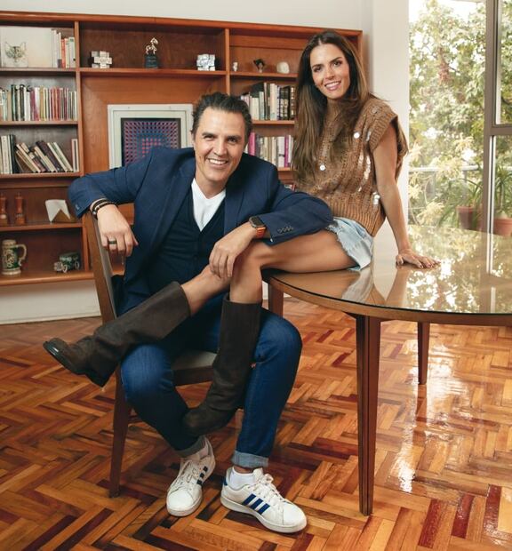 Claudia Álvarez y Billy Rovzar celebran su octavo aniversario de bodas con Revista Clase / Foto: Kevv Corona
