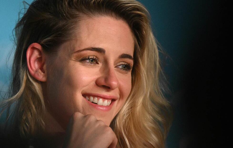 Kristen Stewart luce un jumpsuit de Chanel y rompe su propia regla: ¡sonrió!