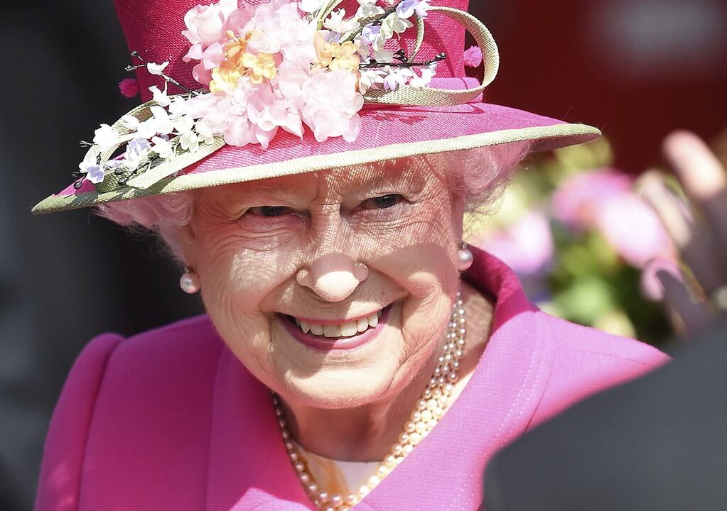 La reina Isabel II restaura la moda del sombrero