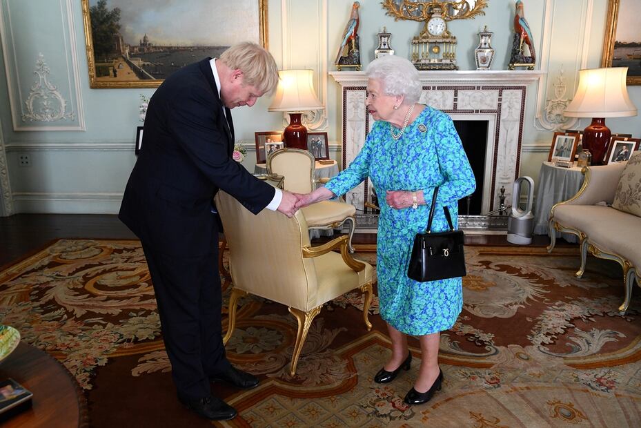 Así refrescó la reina Isabel II su palacio durante su encuentro con Boris Johnson