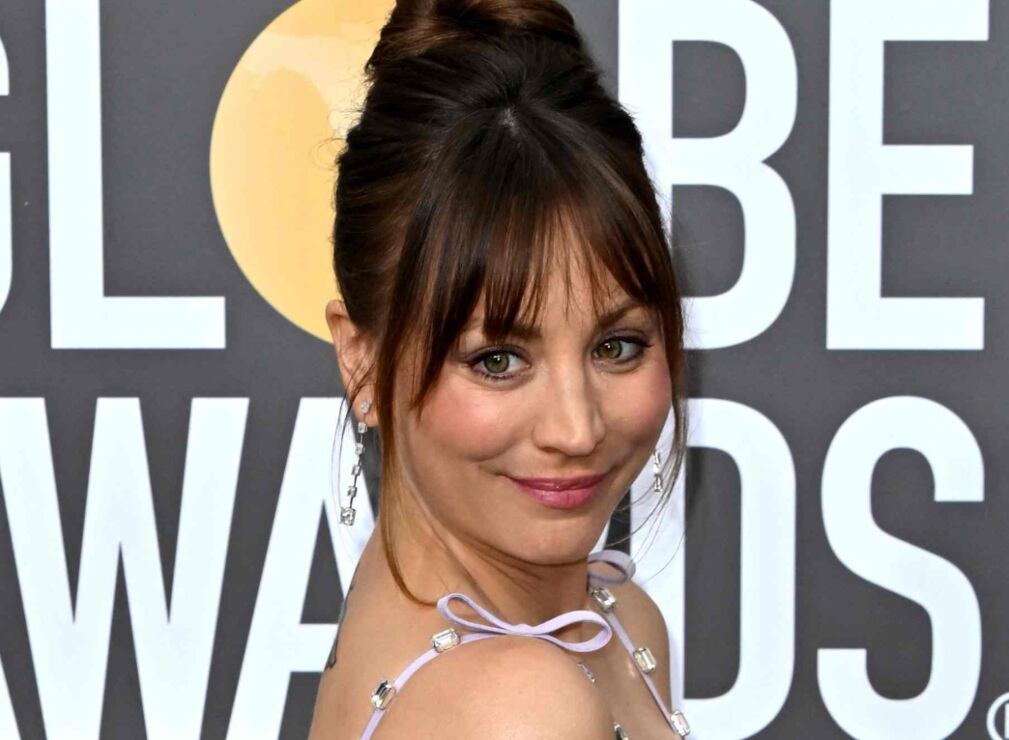 Kaley Cuoco presume su lindo baby bump en los Golden Globes 2023