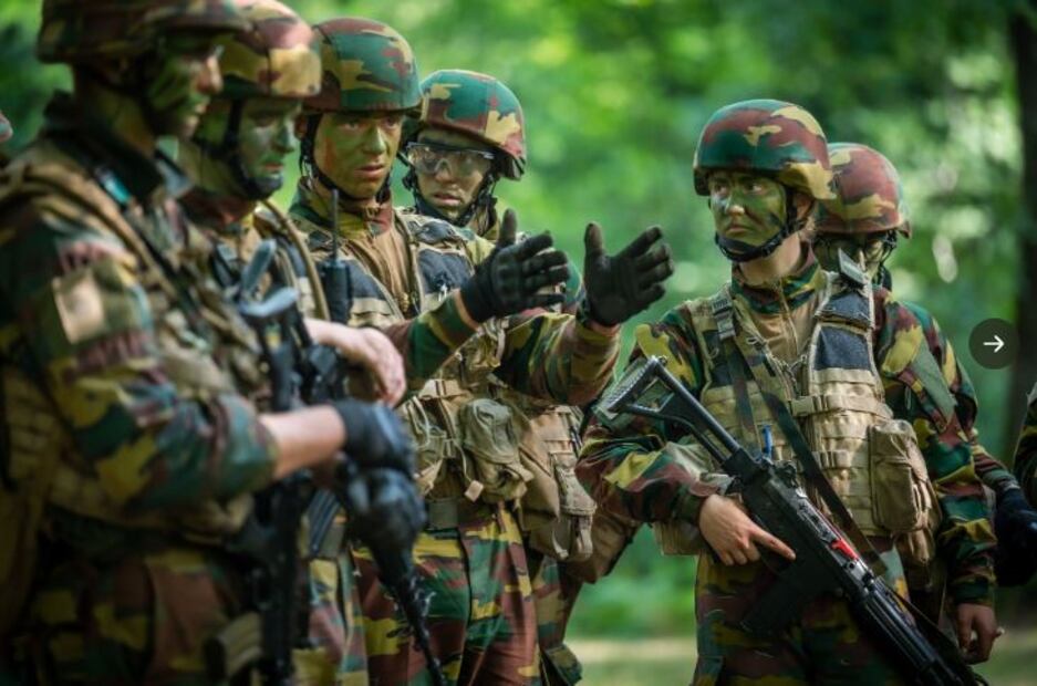 La princesa Elisabeth de Bélgica sorprende vestida con uniforme militar