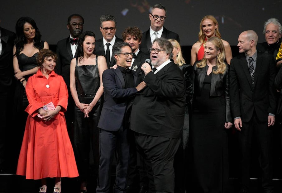 Gael García y Guillermo del Toro se avientan palomazo de "Me Cansé de Rogarle", en Cannes
