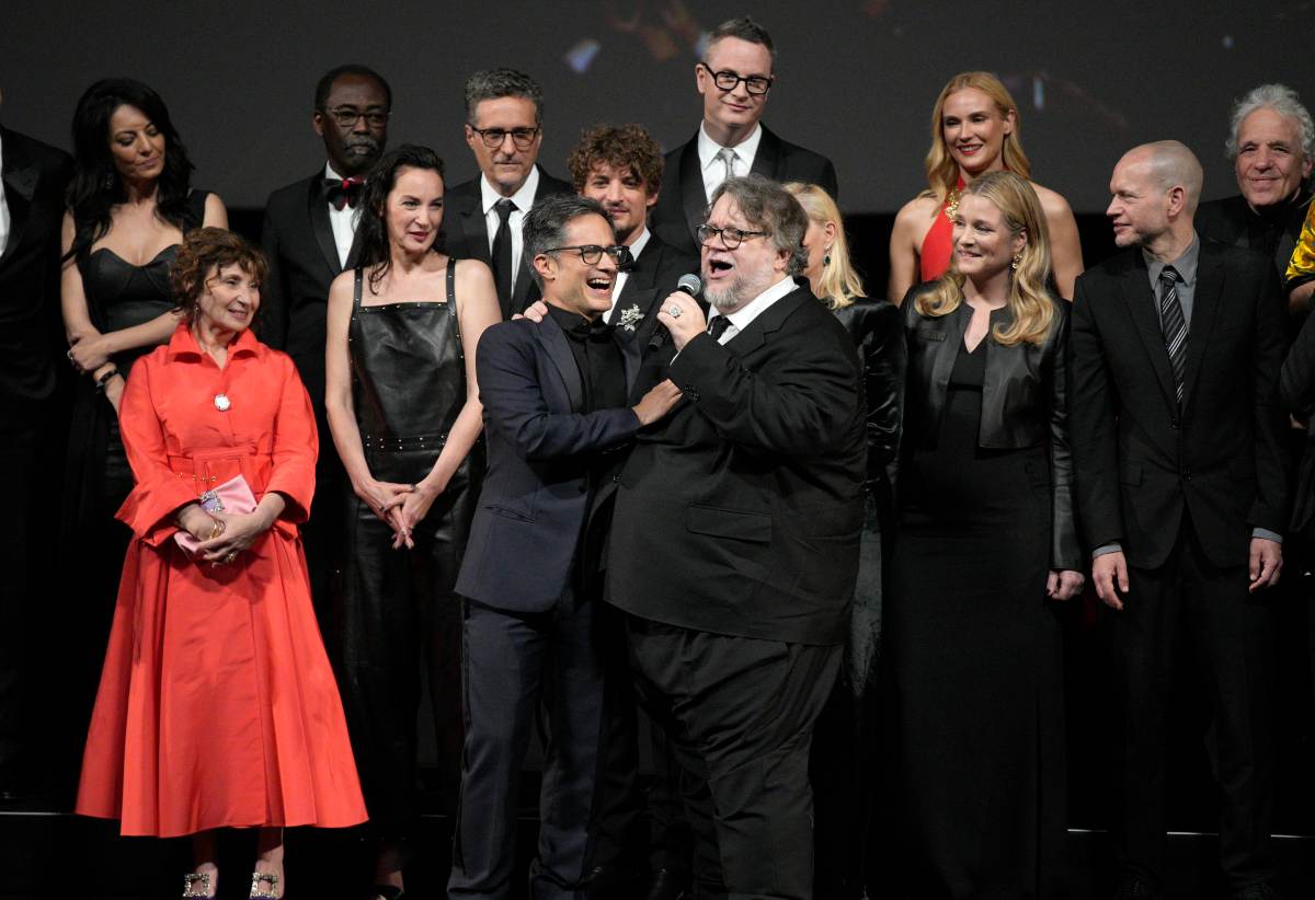 Gael García y Guillermo del Toro se avientan palomazo de "Me Cansé de Rogarle", en Cannes