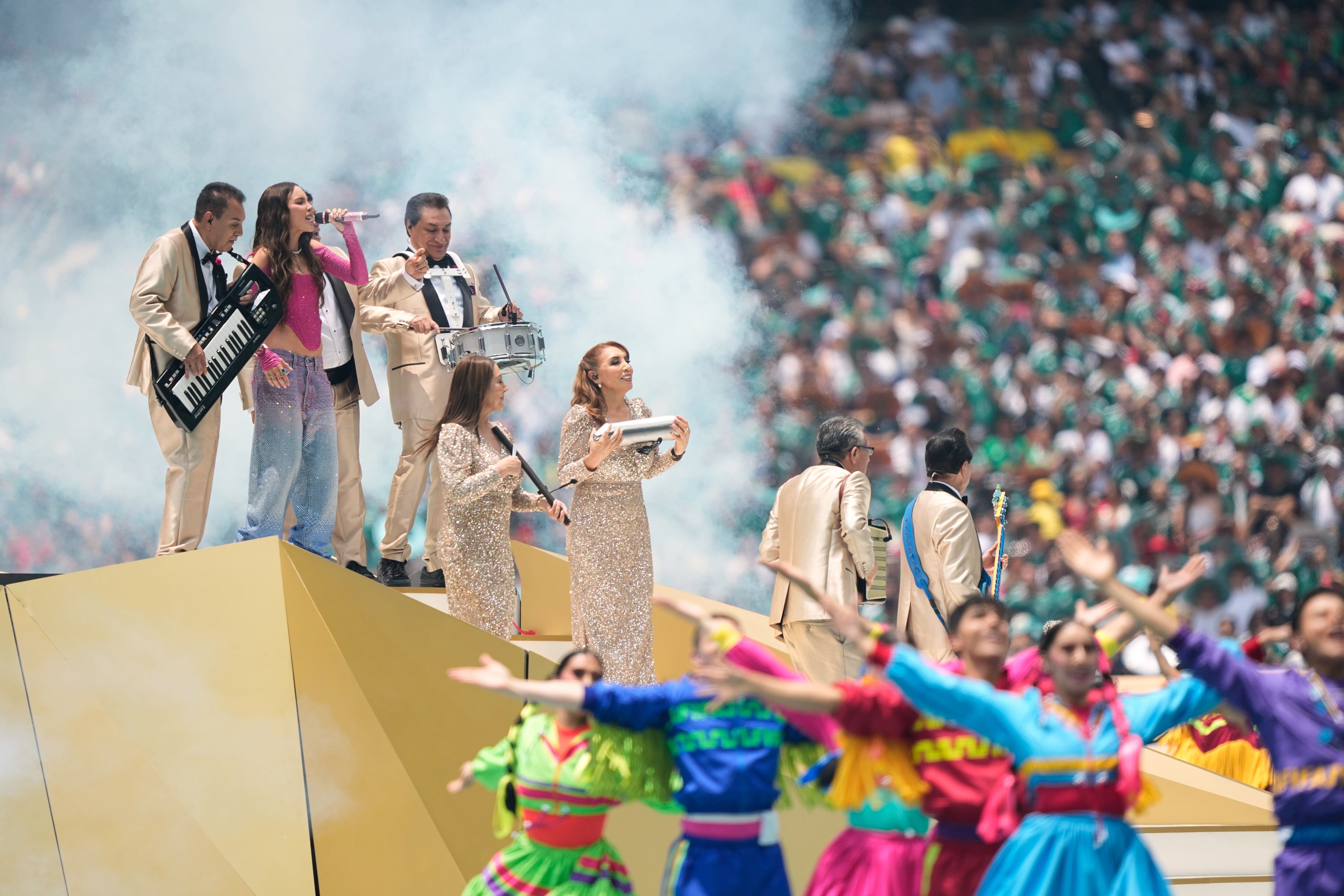 Los Ángeles Azules con Belinda. (Foto: AP)