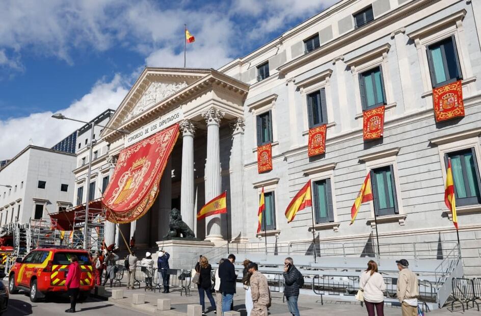 El Congreso de los Diputados es adornado para la jura de la princesa Leonor a la Constitución / EFE