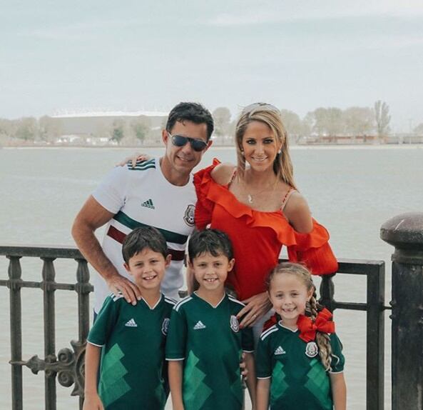 Inés Sainz en el Mundial de Rusia con sus hijos y esposo 