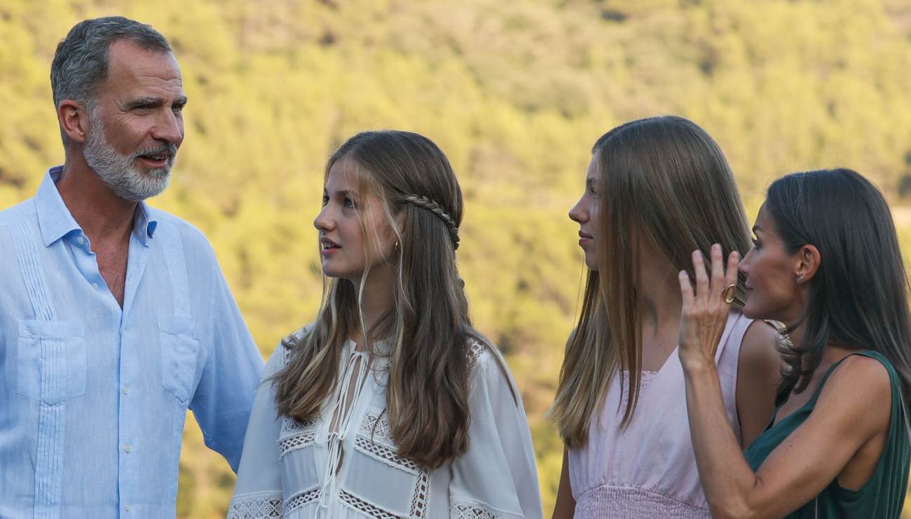 Felipe de España sorprende con relajado look de jeans y guayabera 