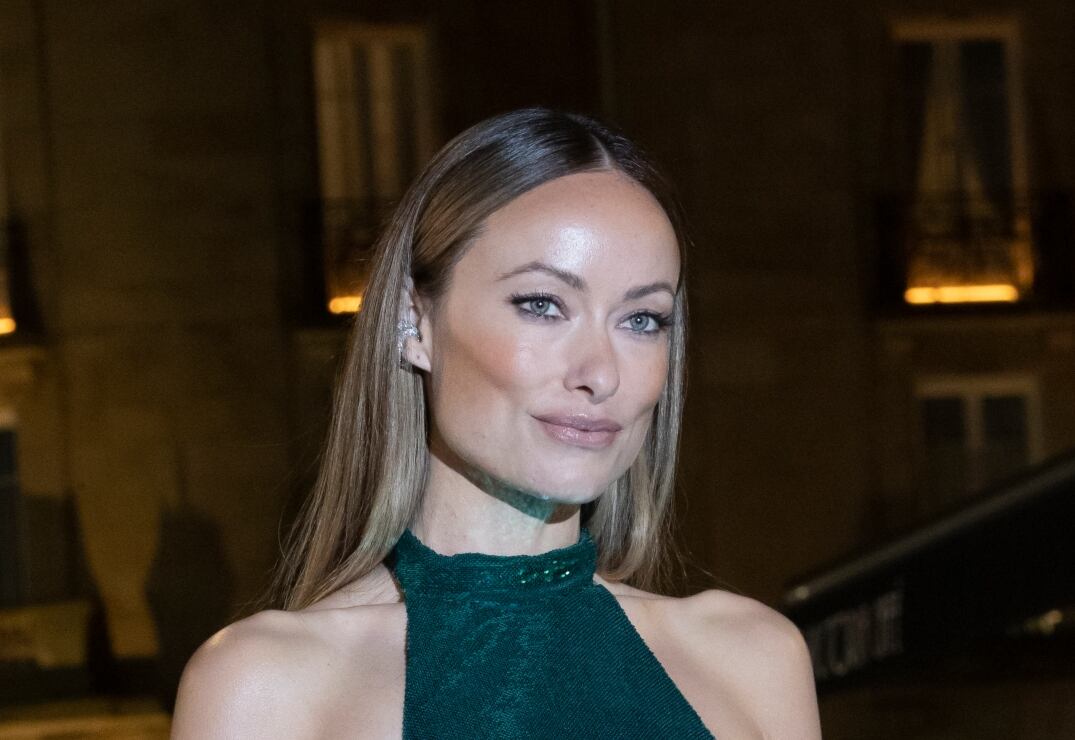 Olivia Wilde luce nipple cover en arriesgado y costoso atuendo Gucci 
