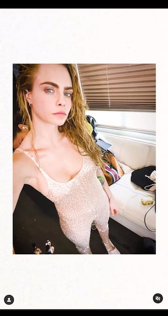 Cara Delevingne modela el jumpsuit biodegradable de Stella McCartney