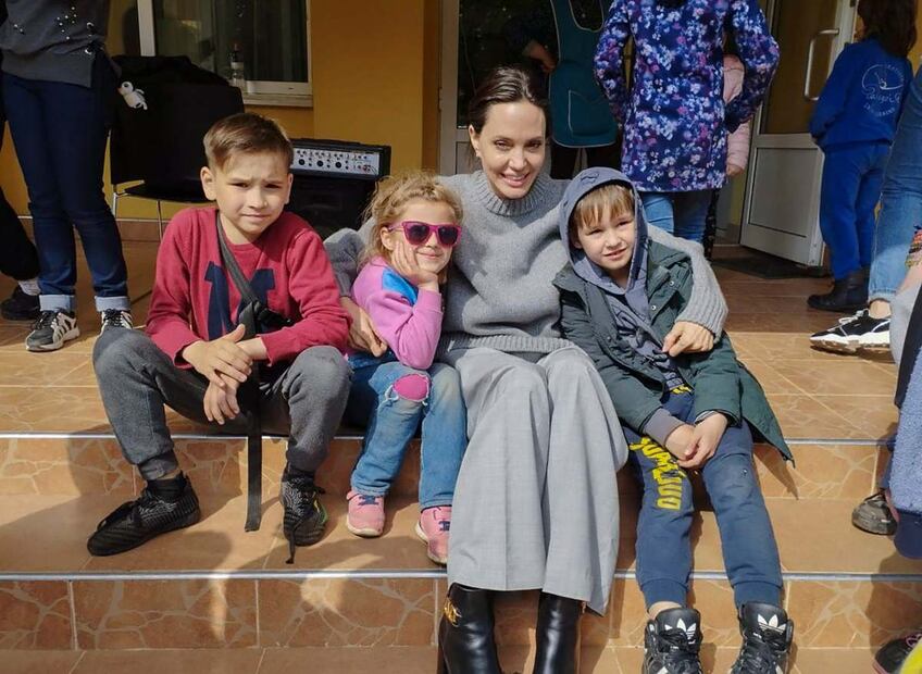 VIDEO: Angelina Jolie escapa tras escuchar el sonido de ataque en Ucrania