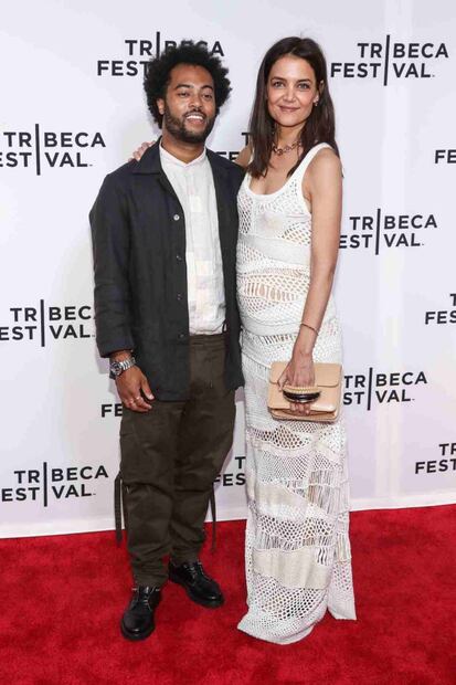 Katie Holmes deslumbra con un vestido tejido en color blanco