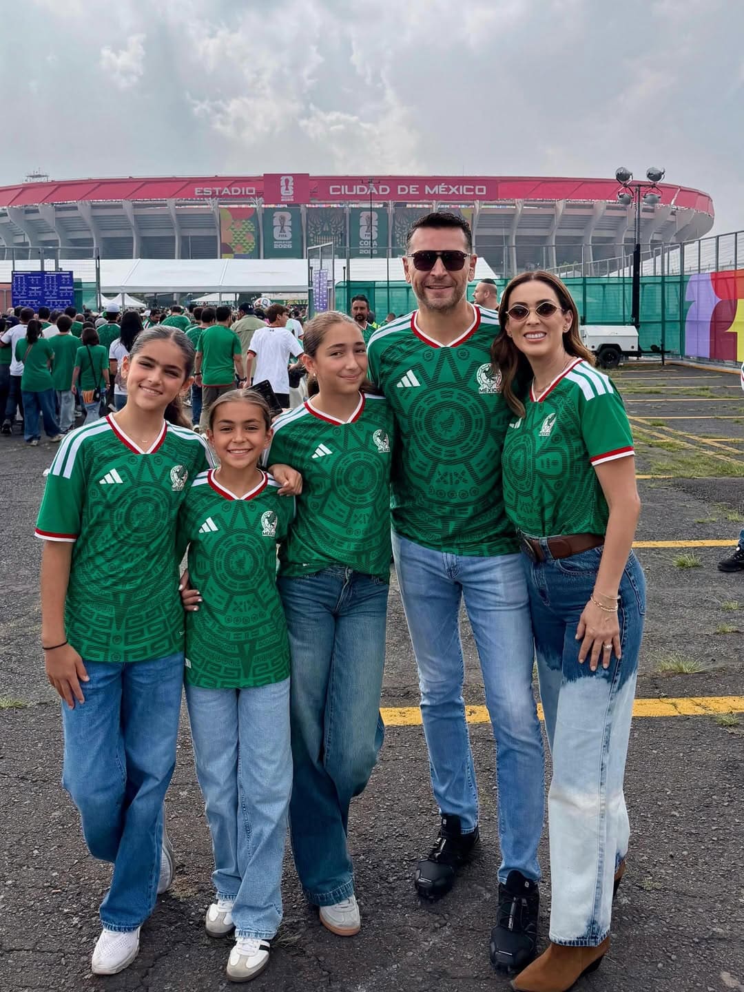 Jacky Bracamontes, Martín Fuentes, Jacqueline Fuentes Bracamontes, Carolina Fuentes Bracamontes y Renata Fuentes Bracamontes. (Foto: Instagram)