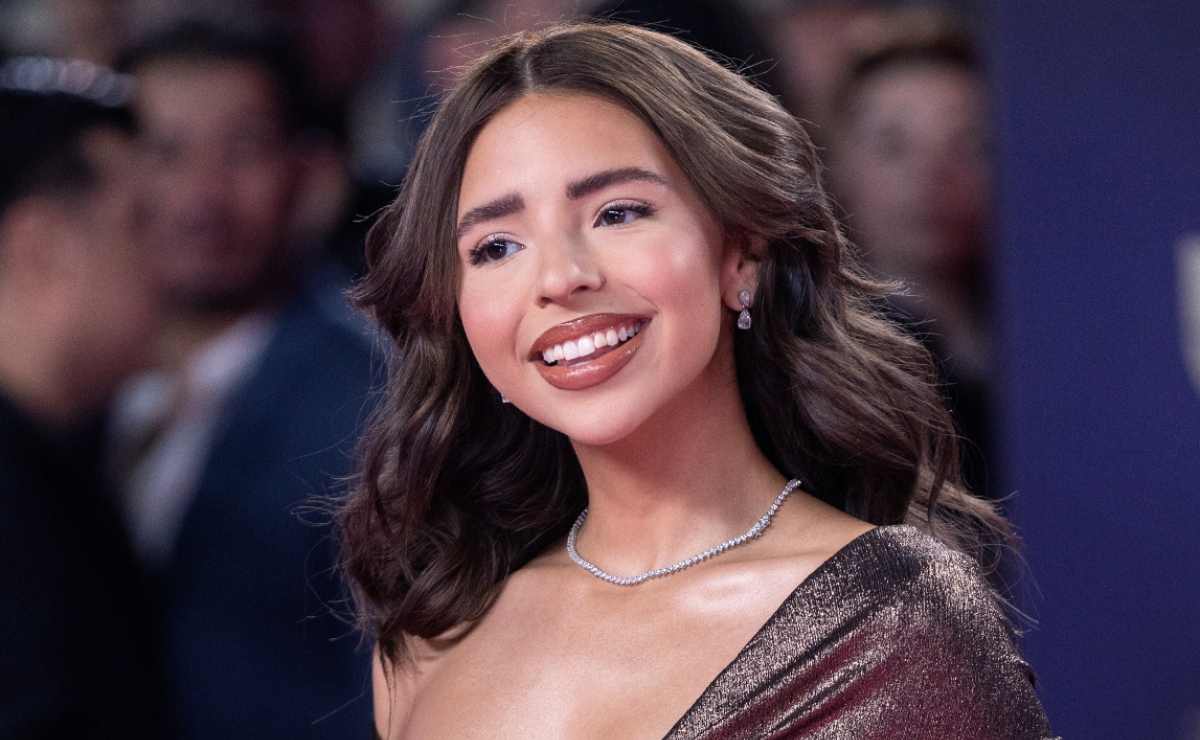 Ángela Aguilar refresca su look junto a Christian Nodal, así luce