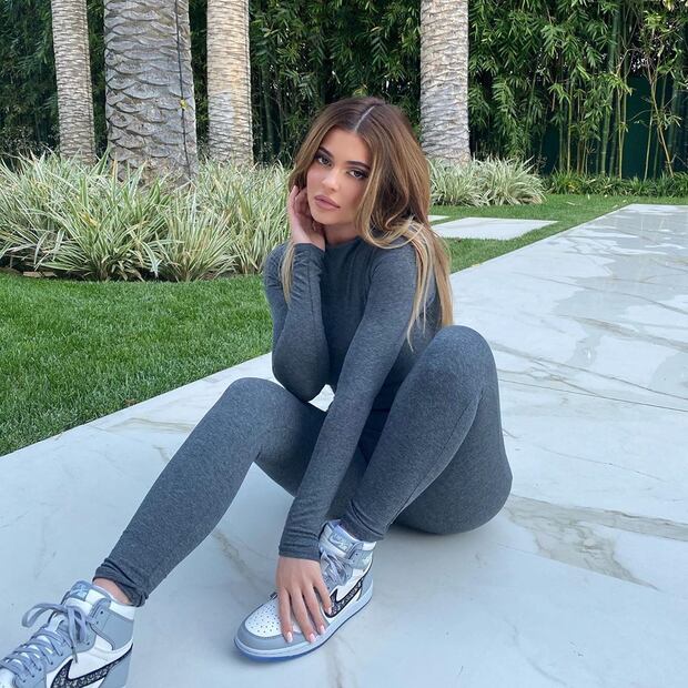 Kylie Jenner y sus tenis de casi 50 mil pesos para pasar la cuarentena 