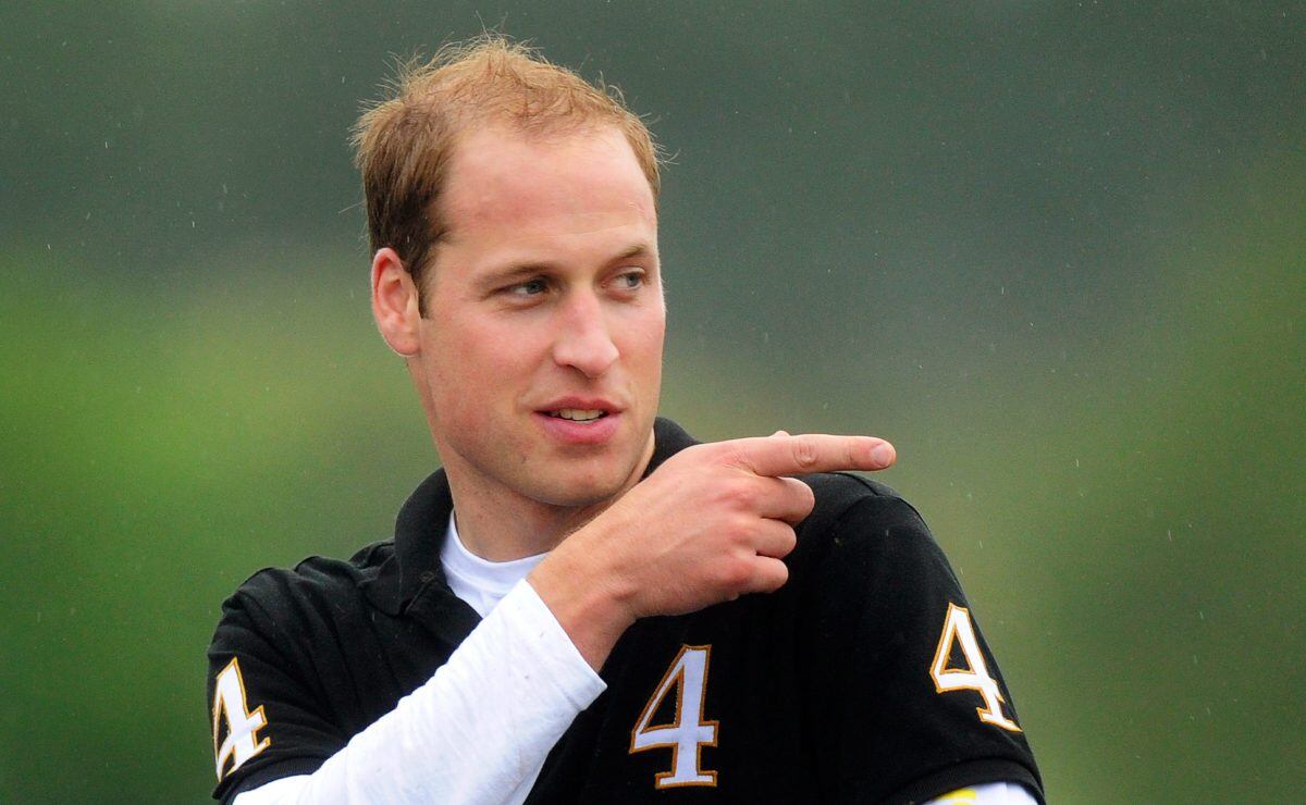 El príncipe William se vacuna contra el Covid-19 y enamora a miles con sus músculos