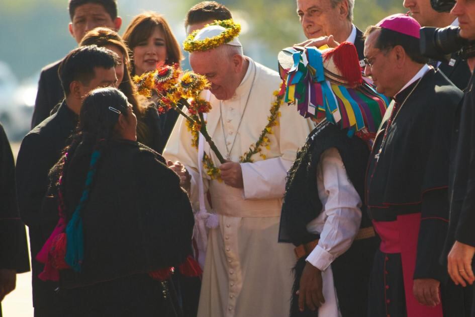 Indígenas le colocan una corona de flores al papa Francisco a su llegada a Chiapas / Foto: Archivo
