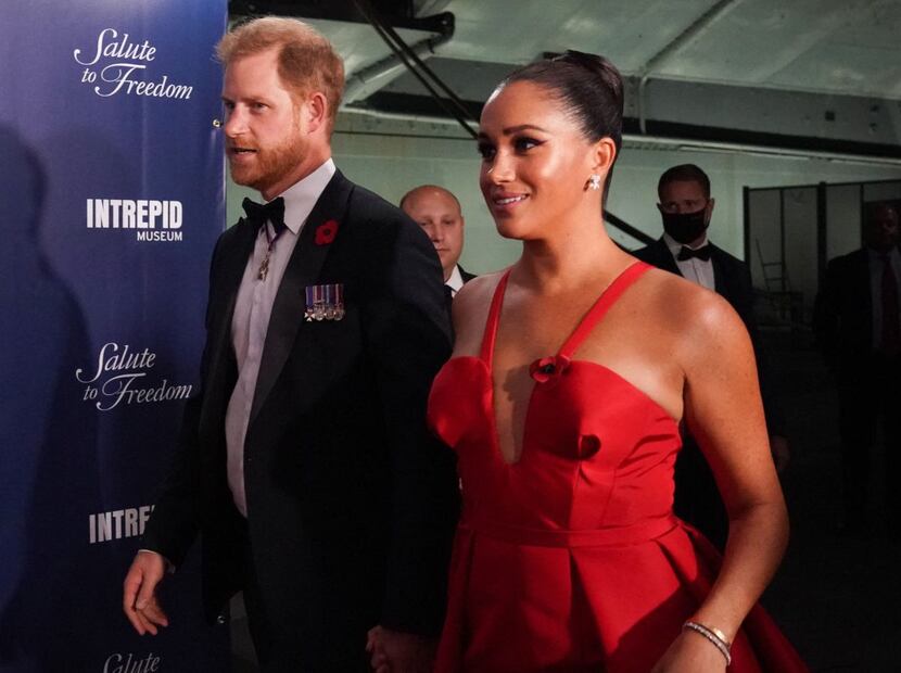 Meghan Markle, con escotado vestido de Carolina Herrera, acude a evento que honra a los héroes de guerra