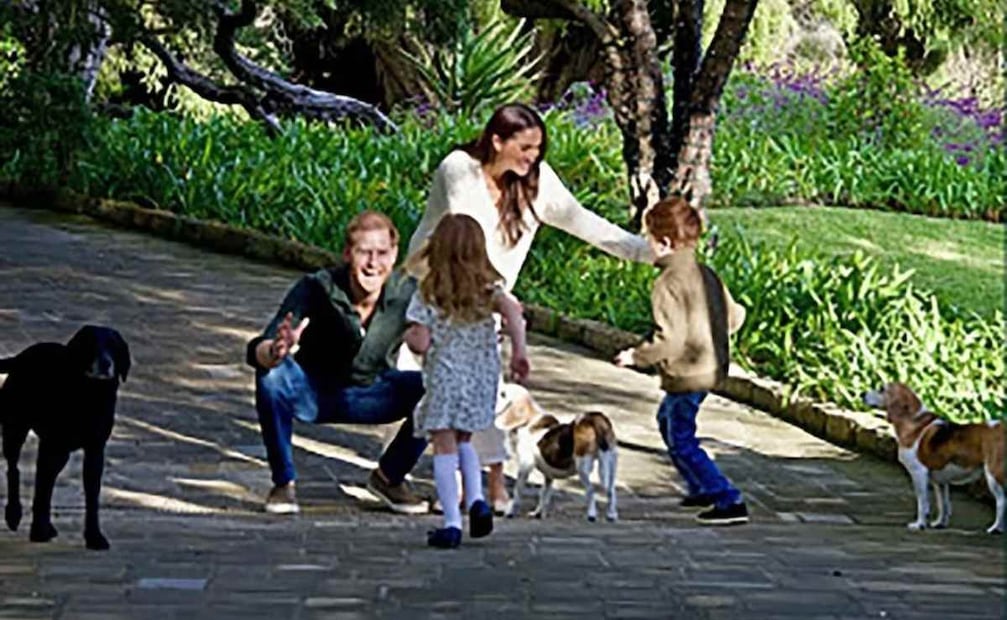 El príncipe Harry, Meghan Markle y sus hijos, una fotografía en la tarjeta de Navidad / Foto: Captura