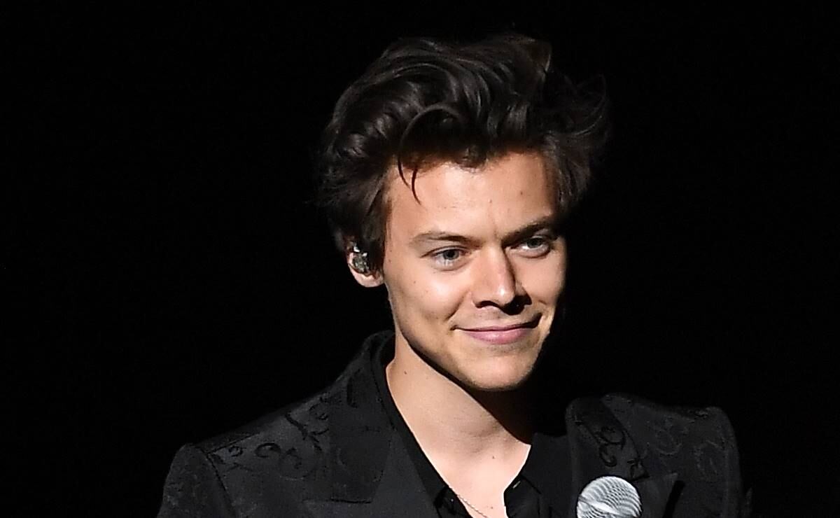 Anne, madre de Harry Styles, lo defiende de las críticas por su vestimenta