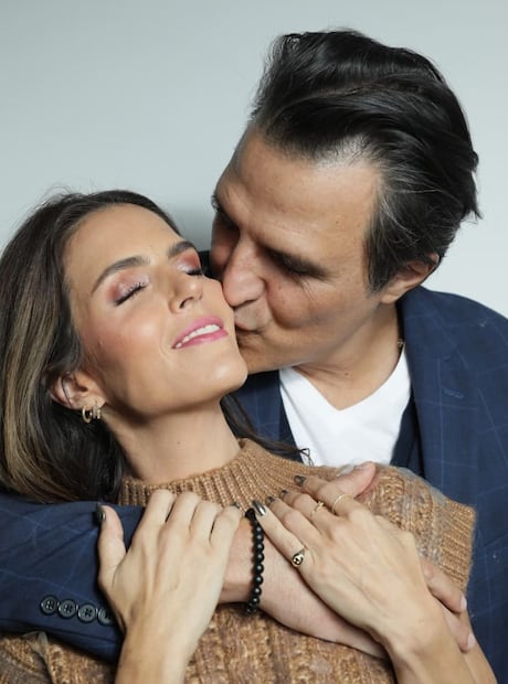 Claudia Álvarez y Billy Rovzar celebran su octavo aniversario de bodas con Revista Clase / Foto: Kevv Corona