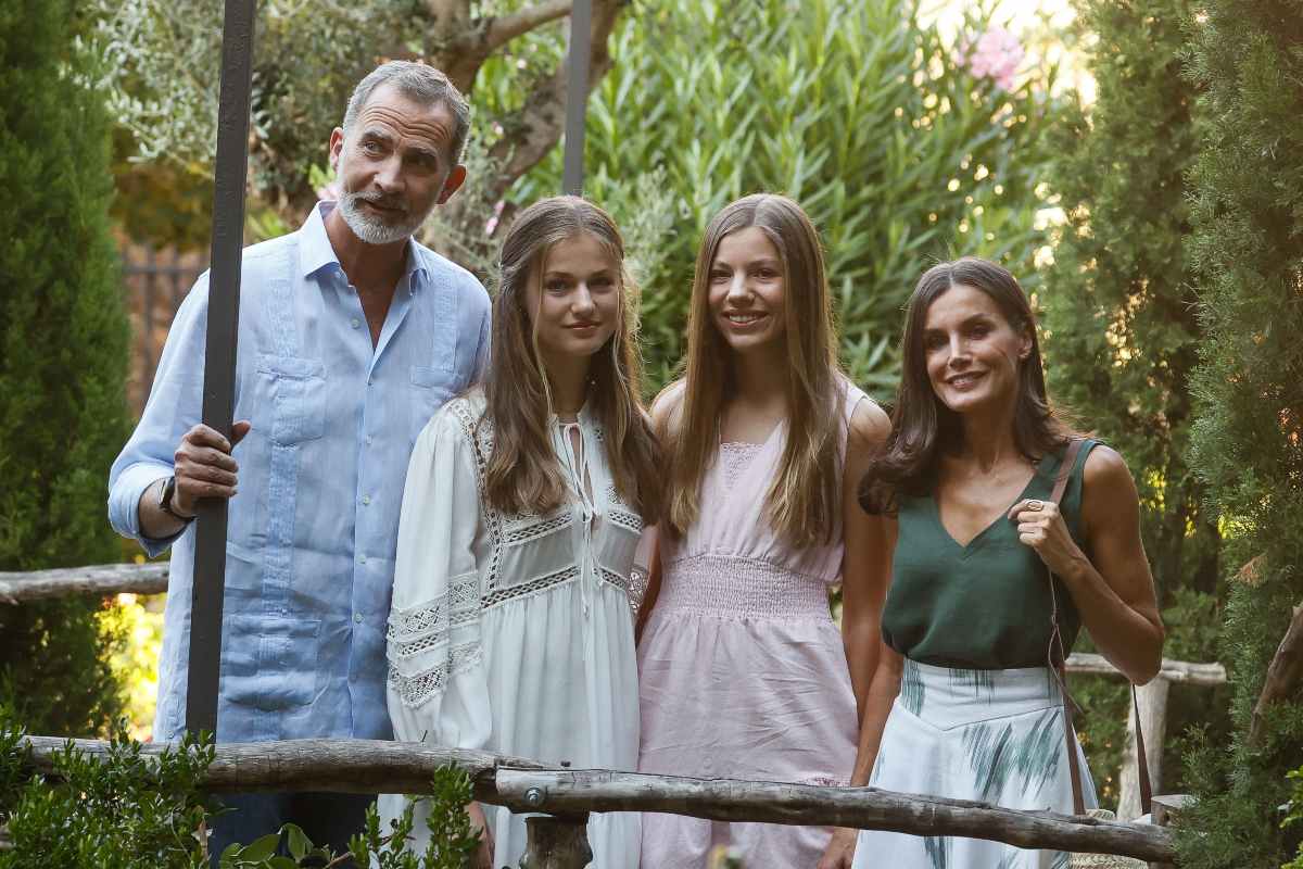 Felipe de España sorprende con relajado look de jeans y guayabera