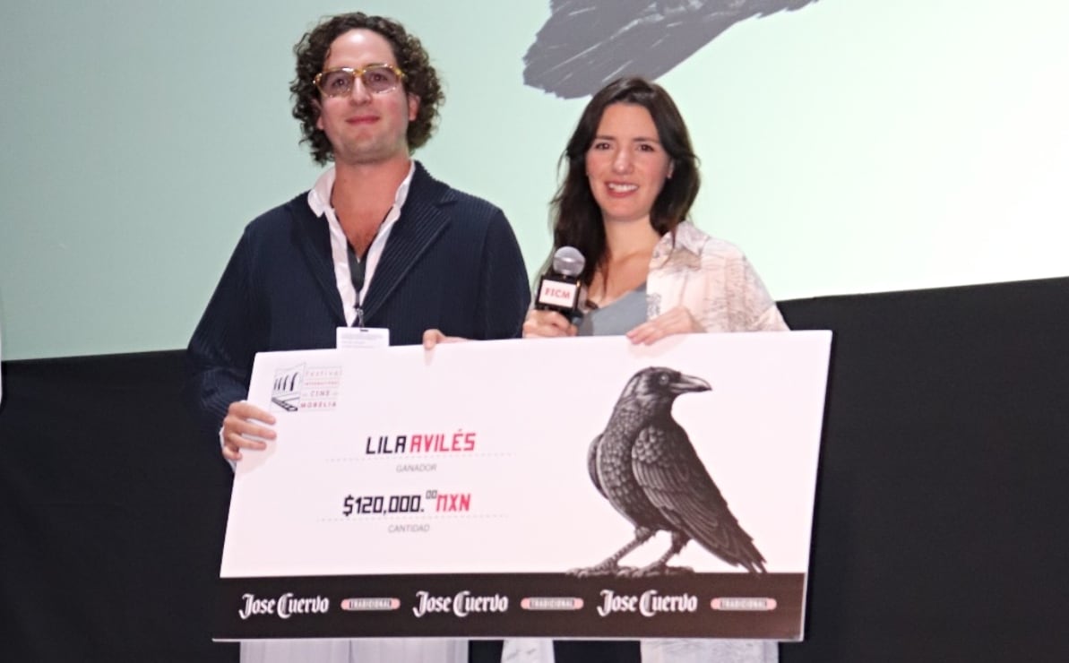 Lila Avilés recibe el Premio Cuervo Tradicional en el FIC Morelia 2024