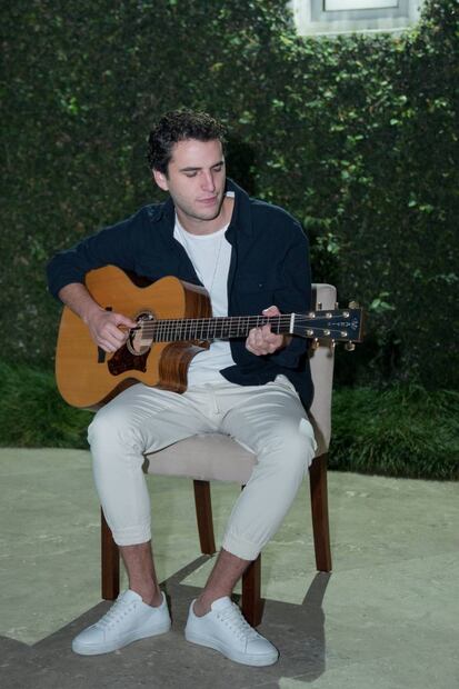 Mau Lozano, hijo de Javier Lozano, debuta como cantante