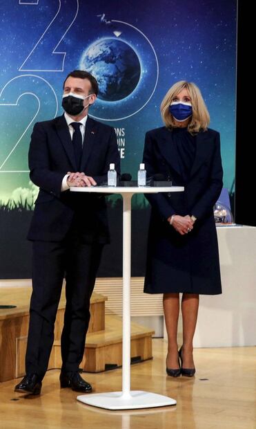 Brigitte Macron impacta con look monocromático y 'killer heels' de Louis Vuitton