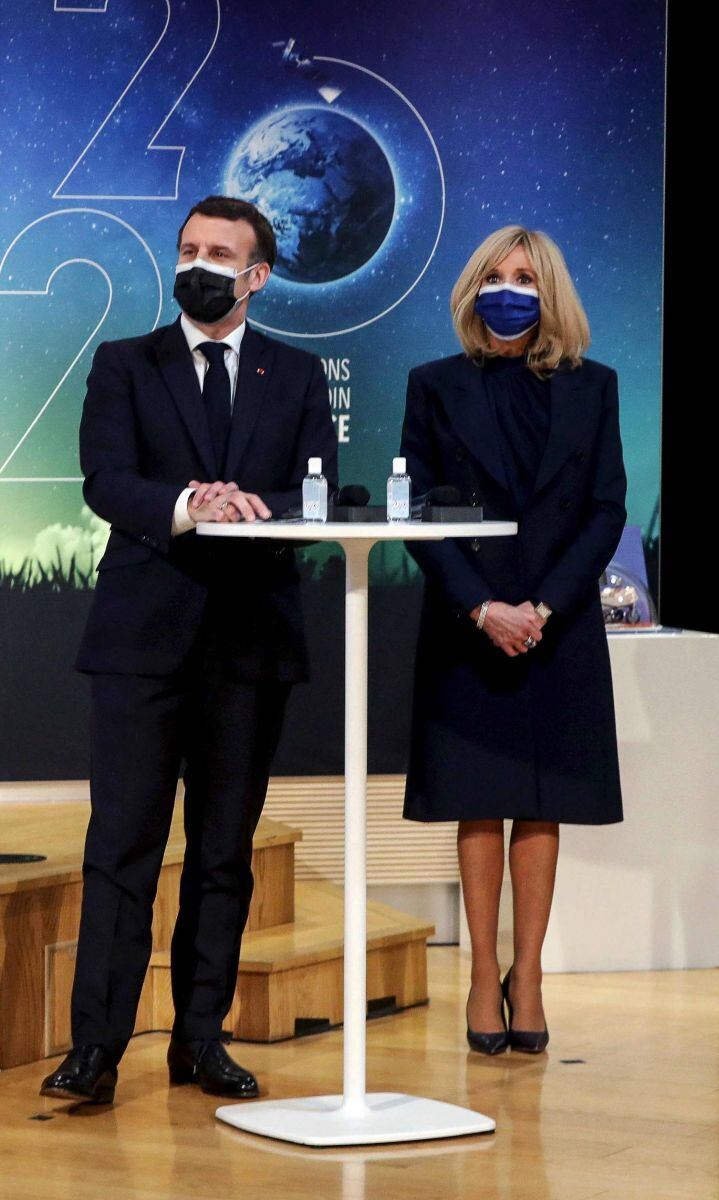 Brigitte Macron impacta con look monocromático y 'killer heels' de Louis Vuitton