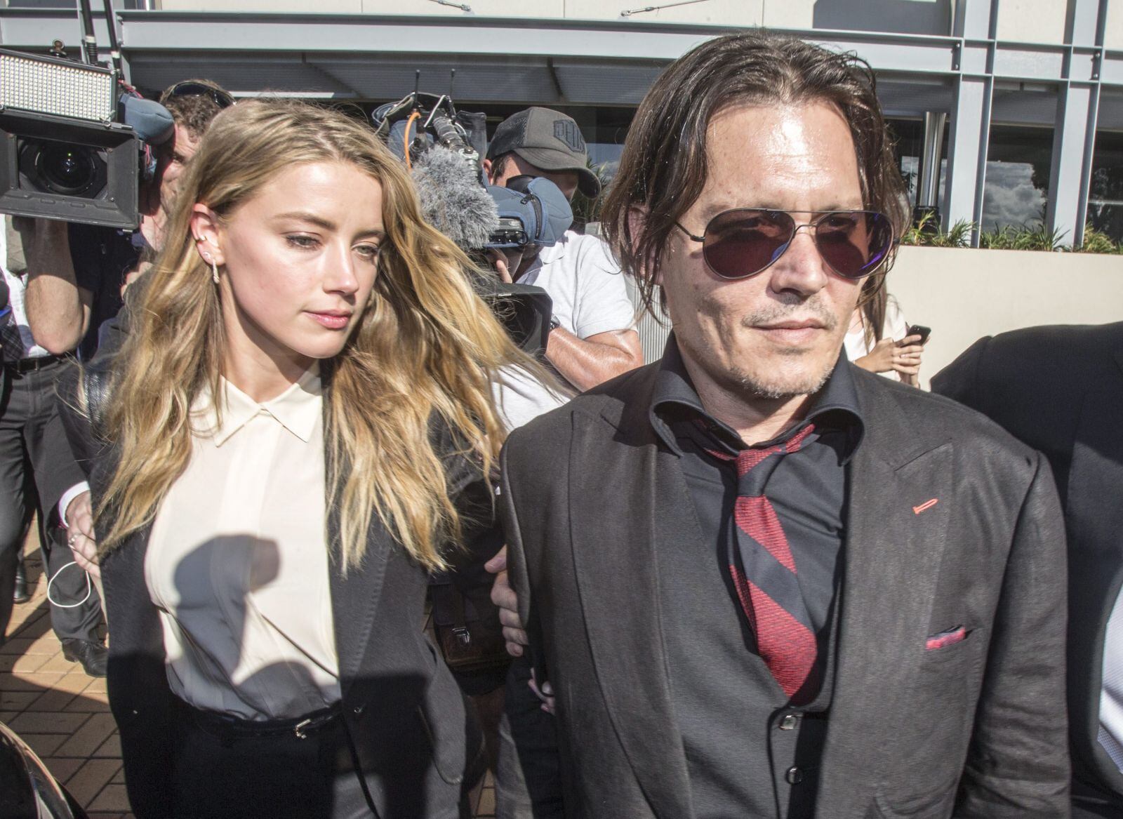 Amber Heard acepta que sí golpeó a Johnny Depp
