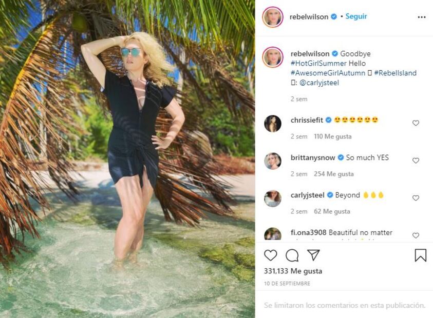 Rebel Wilson comparte un mensaje de aliento y posa en traje de baño