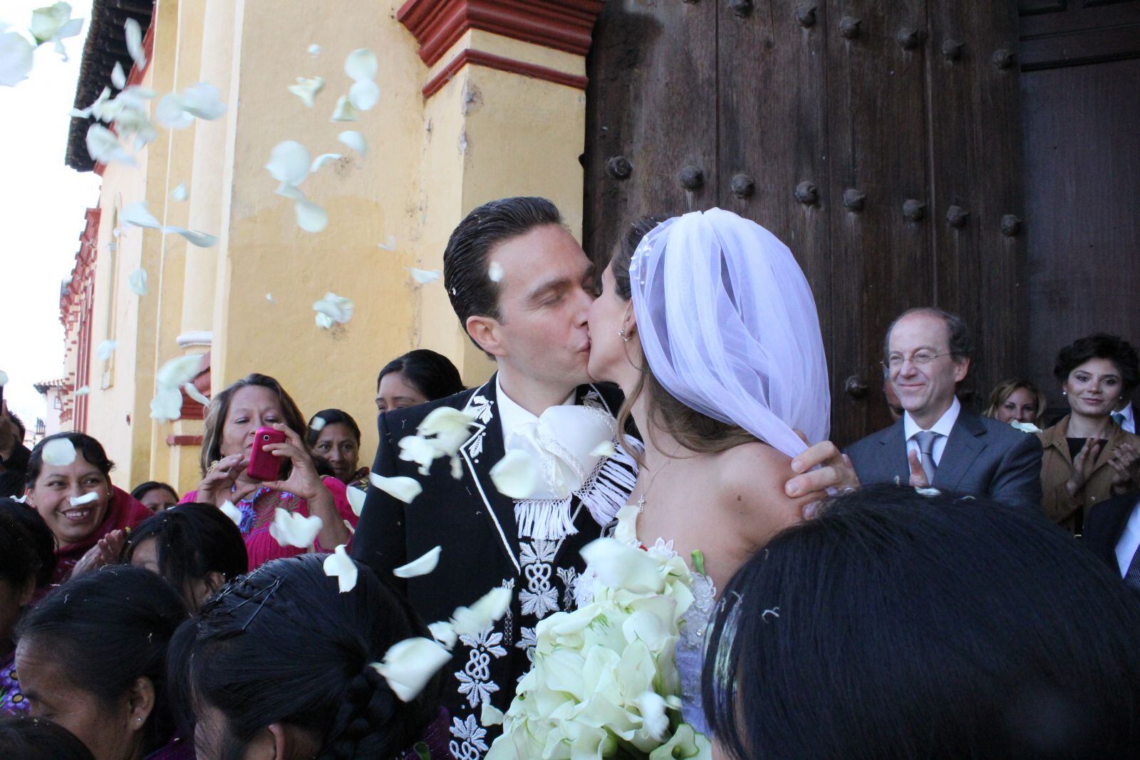 Anahí y Manuel Velasco festejan segundo aniversario de boda