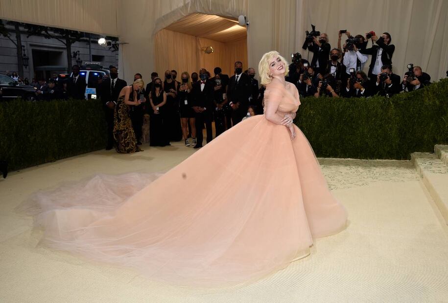 Billie Eilish desfila en el Met Gala transformada en Marilyn Monroe