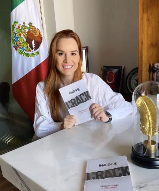 Instagram: @claravillarreal