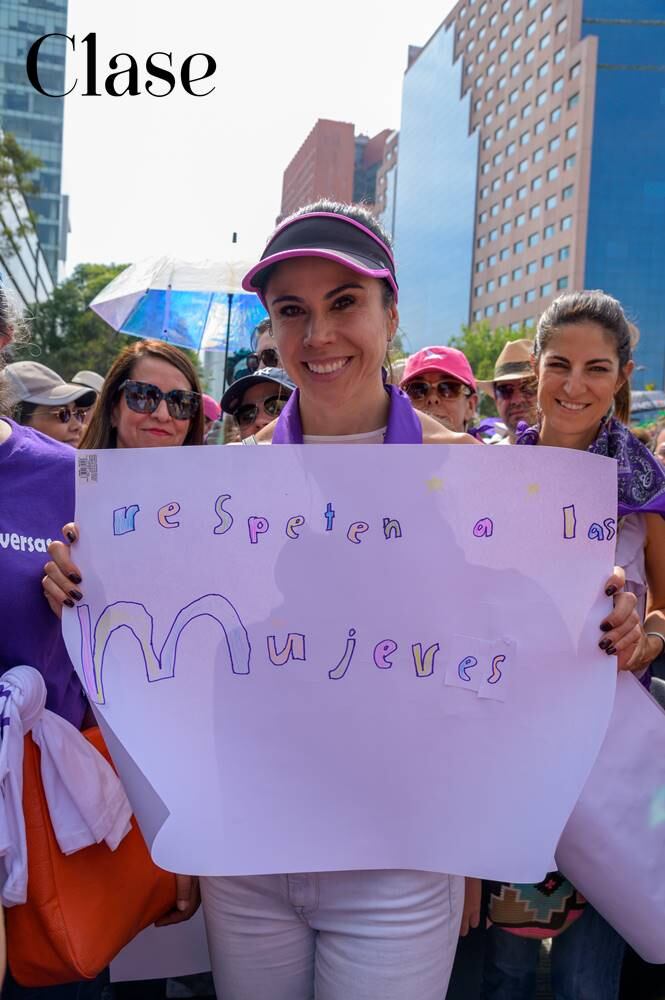 Paola Rojas y Martha Deschamps en la marcha del Día Internacional de las mujeres 