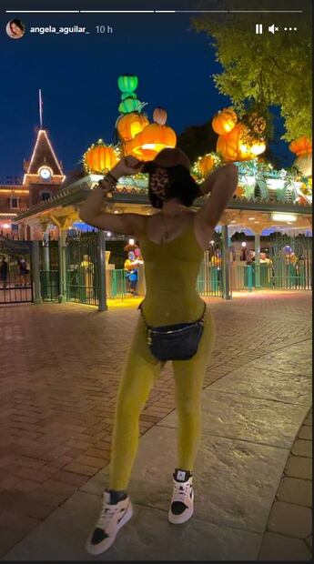 Ángela Aguilar se divierte en Disneyland y sorprende con sexy look
