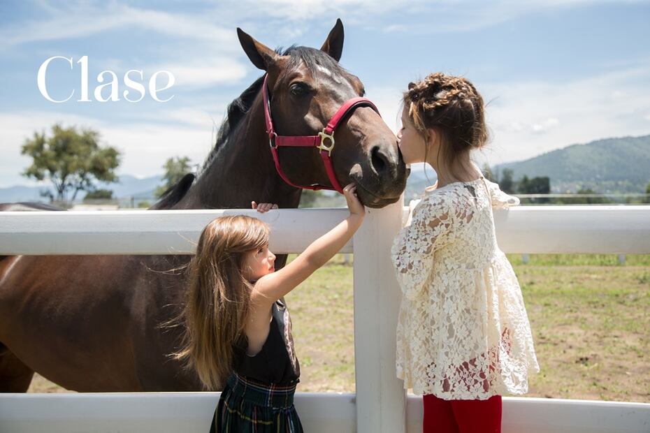 EXCLUSIVA: Issabela Camil y Sergio Mayer posan con sus hijas Antonia y Victoria desde su rancho 