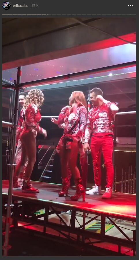 Érika Zaba presume baby bump sobre el escenario