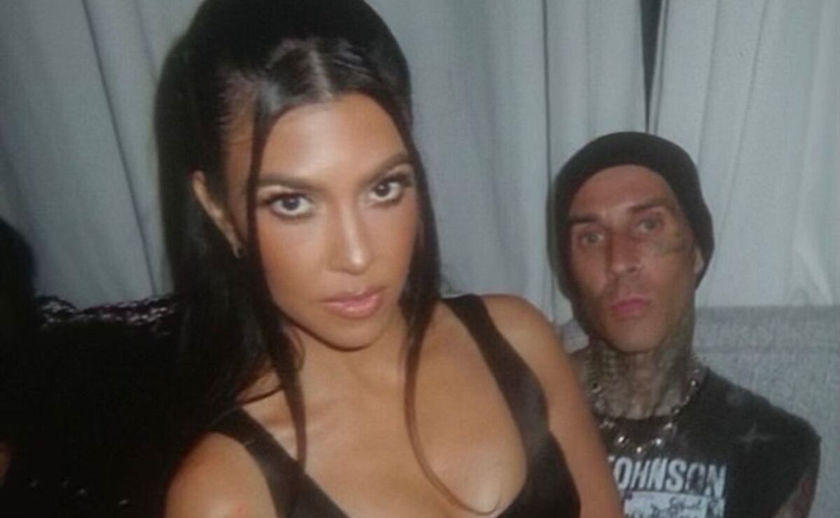 Kourtney Kardashian y Travis Barker se dan apasionado beso frente a una cámara