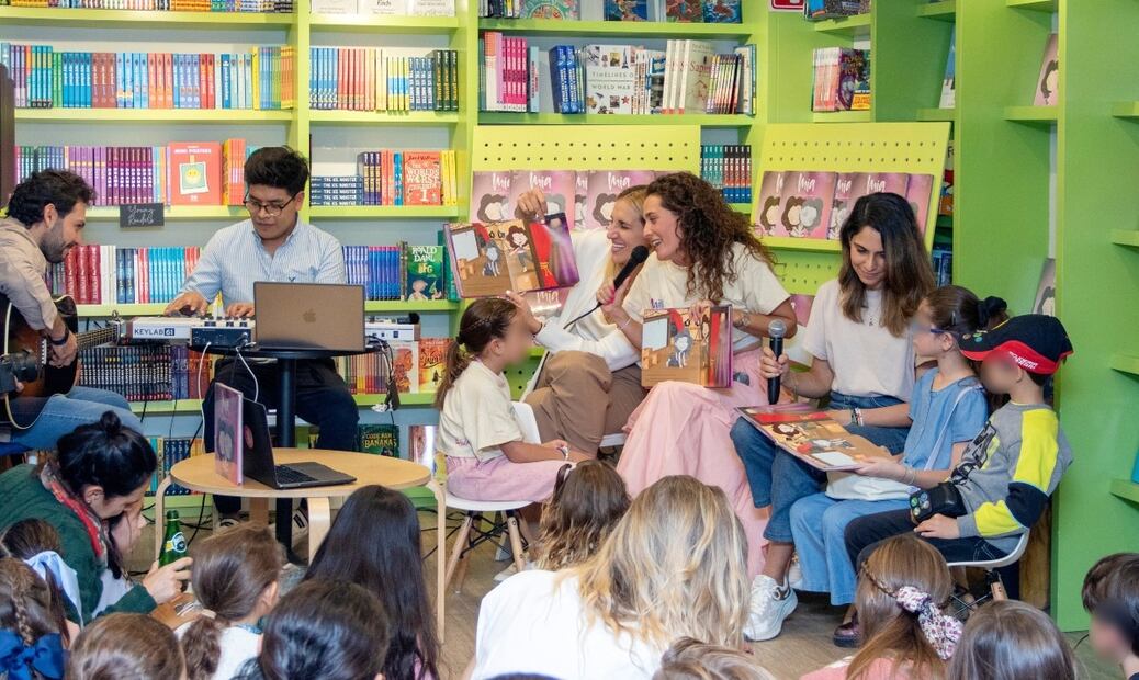Laura Jauregui compartió un tierno momento junto a los pequeños que asistieron a la presentación de MIA / Foto: Angélica Chema.