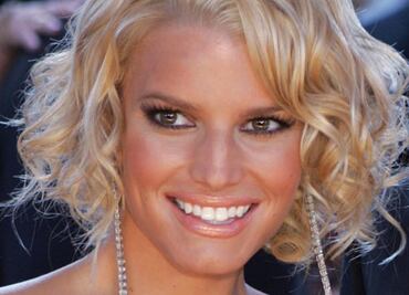 Preocupa semblante de Jessica Simpson. "Apenas puede hablar"