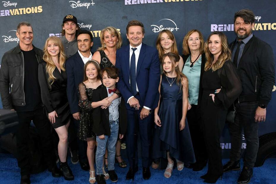 Jeremy Renner regresa a la alfombra roja apoyado en un bastón