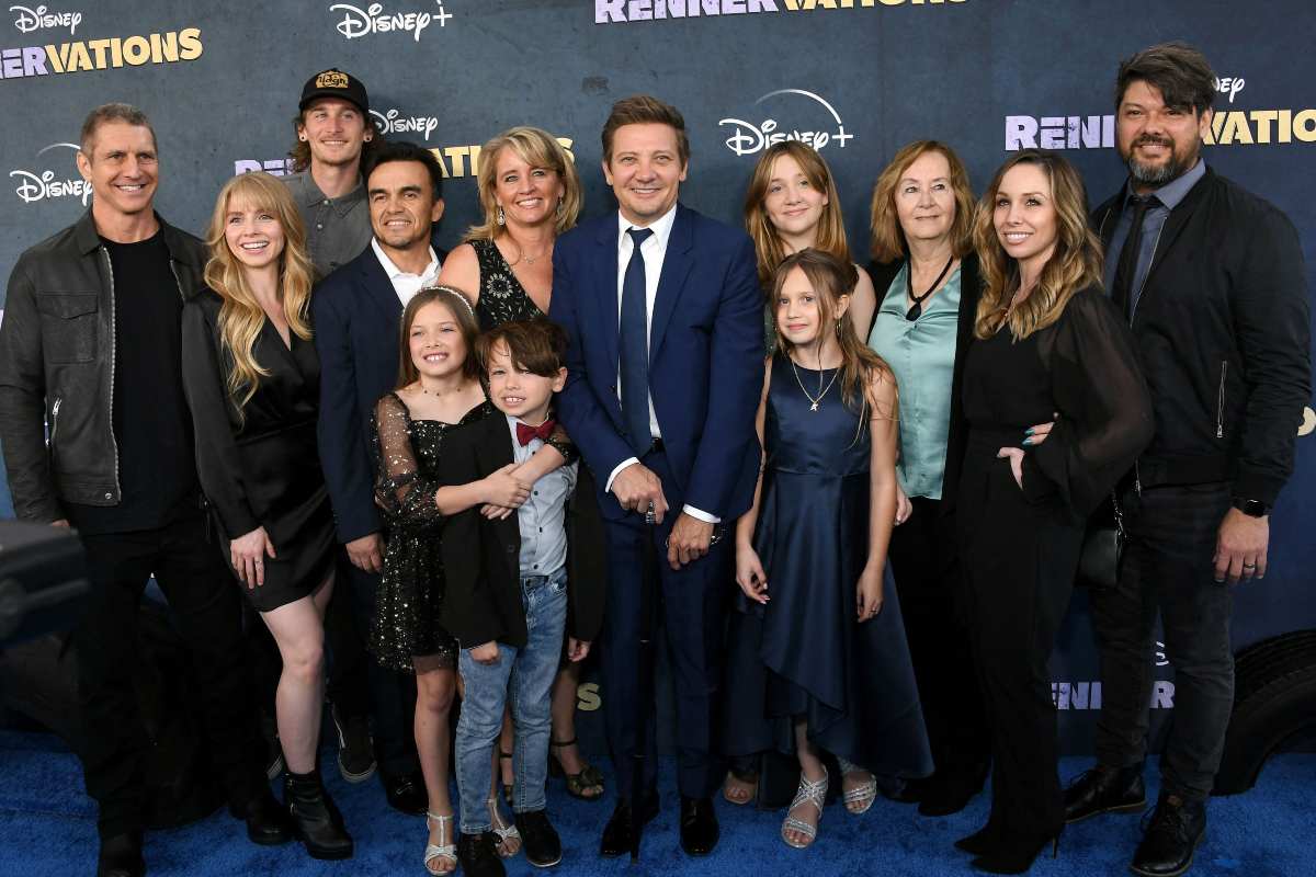 Jeremy Renner regresa a la alfombra roja apoyado en un bastón